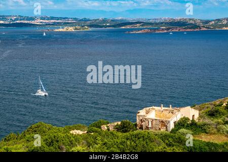 Vue colorée Du Littoral du nord de la Sardaigne et des îles de la Maddalena & Isola Caprera, Yachts et Ruin de Battistoni, Sardaigne. Banque D'Images