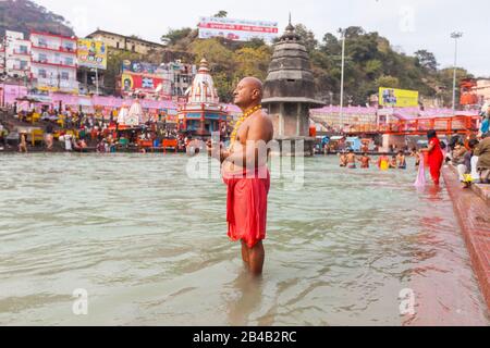 Inde, Uttarakhand, Haridwar, ville Sainte de l'hindouisme, pèlerinage hindou de Kumbh Mela, Har Ki Pauri Ghat, bain ritualiste dans la rivière Ganges Banque D'Images