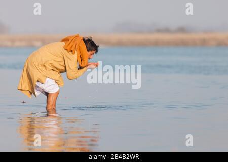 Inde, Uttarakhand, Haridwar, ville Sainte de l'hindouisme, pèlerinage hindou de Kumbh Mela, prière de l'homme et eau potable de la rivière Ganges Banque D'Images