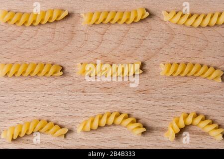 Pâtes girandole types en bois fond. Gros plan de nouilles italiennes Banque D'Images