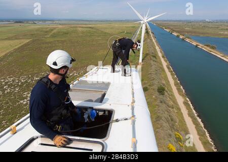 Parc éolien de Fos sur mer, 850 kw, 25 éoliennes de 75 m de haut, entretien par la société Vestas d'une éolienne, techniciens sur la nacelle pour entretien Banque D'Images