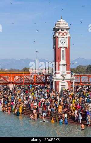 Inde, Uttarakhand, Haridwar, ville Sainte de l'hindouisme, pèlerinage hindou de Kumbh Mela, Har Ki Pauri Ghat, rassemblement de pèlerins au bord de la rivière Ganges Banque D'Images