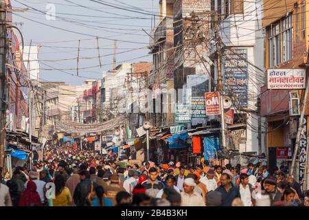 Inde, Uttarakhand, Haridwar, ville Sainte de l'hindouisme, pèlerinage hindou de Kumbh Mela, foule remplissant une avenue Banque D'Images