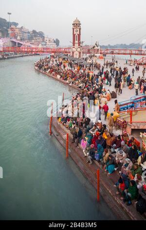 Inde, Uttarakhand, Haridwar, ville Sainte de l'hindouisme, pèlerinage hindou de Kumbh Mela, Har Ki Pauri Ghat, rassemblement de pèlerins au bord de la rivière Ganges Banque D'Images