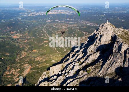 France, Bouches du Rhône, Saint Antonin sur Bayon, montagne Sainte Victoire près d'Aix en Provence, parapente motorisé ou paramoteur (vue aérienne) Banque D'Images