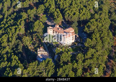 France, Var, village Perché de Toutour, la bastide de Tourtour (vue aérienne) Banque D'Images