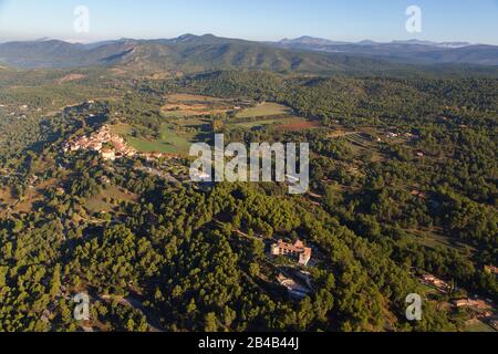 France, Var, village Perché de Toutour, la bastide de Tourtour (vue aérienne) Banque D'Images