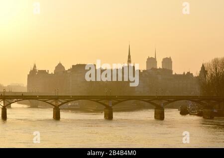 France, Paris, classée au patrimoine mondial par l'UNESCO, notre-Dame de Paris, pont des Arts Banque D'Images