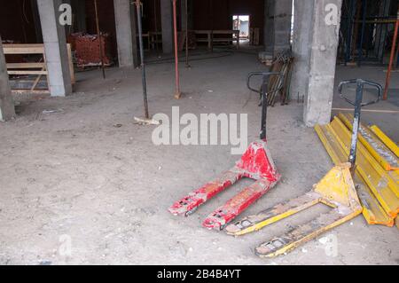 Transpalette hydraulique manuelle Sur un chantier Banque D'Images