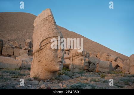 Certaines statues près du pic du mont Nemrut (Turquie). West Terrace : chef d'Apollon et chef de la déesse de Kommagene (Tyche). Scène au coucher du soleil Banque D'Images