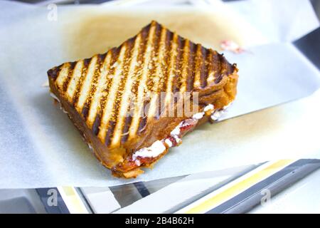 France, Paris, Maison du croque faisant du Croque René, fraise de spélos Banque D'Images