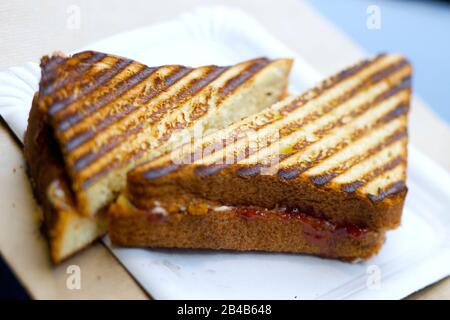 France, Paris, Maison du croque faisant du Croque René, fraise de spélos Banque D'Images