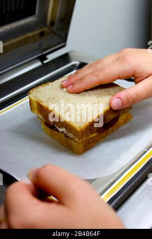 France, Paris, la maison du monde, faire des croques M. Eduardo Banque D'Images