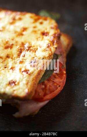 Tartine croque madame tomate basilique Banque D'Images