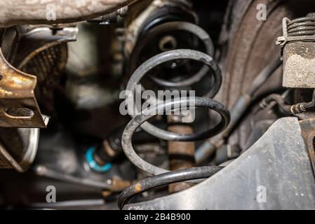 Suspension de voiture arrière par le dessous, ressorts de suspension visibles, amortisseur et système de freinage. Banque D'Images