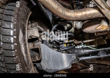 Suspension de voiture arrière par le dessous, ressorts de suspension visibles, amortisseur et système de freinage. Banque D'Images