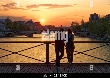 La France, Paris, classée au patrimoine mondial par l'UNESCO, les rives de la Seine, le pont des Arts et le Musée d'Orsay, logé à la Gare d'Orsay, ancienne gare ferroviaire (1898) Banque D'Images