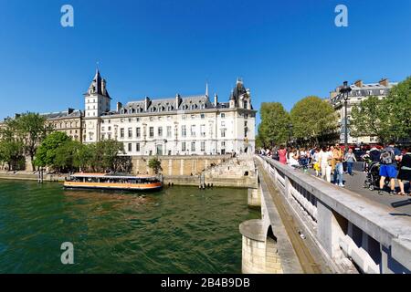 La France, Paris, classée au patrimoine mondial par l'UNESCO, les rives de la Seine et du pont neuf (Nouveau pont) et le palais de justice sur l'Ile de la Cité Banque D'Images
