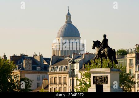 France, Paris, classée au patrimoine mondial de l'UNESCO, rives de la Seine, statue équestre d'Henri IV et Panthéon dom Banque D'Images