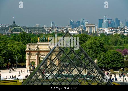 France, Paris, site classé au patrimoine mondial de l'UNESCO, vue générale avec la pyramide du Louvre par l'architecte Ieoh Ming Pei, l'arche de Carrousel, le toit en verre du Grand Palais, l'obélisque de la place Concorde, l'arche de Triumph et le quartier de la Défense en arrière-plan Banque D'Images