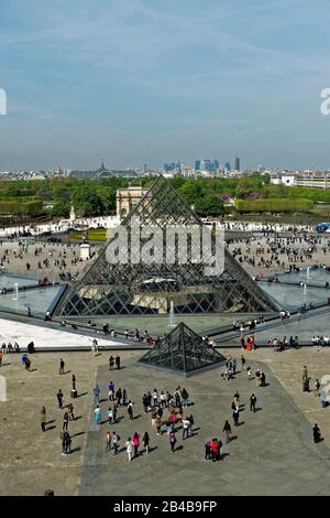 France, Paris, site du patrimoine mondial de l'UNESCO, vue générale avec la pyramide du Louvre par l'architecte Ieoh Ming Î.-P.-É. Dans la cour Napoléon, l'arche de Carrousel, le toit en verre du Grand Palais, l'obélisque de la place Concorde, l'arche de Triumph et le quartier de la Défense en arrière-plan Banque D'Images