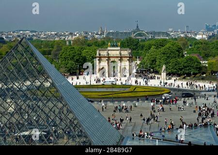 France, Paris, classée au patrimoine mondial par l'UNESCO, la pyramide du Louvre par l'architecte Ieoh Ming Pei, l'arche de Carrousel et le toit en verre du Grand Palais Banque D'Images