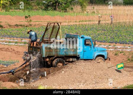 Laos, province de Phongsaly, autour De Ou Tai ville, pompage de l'eau de la rivière Banque D'Images