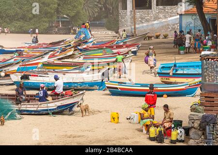 Cap-Vert, île de Santiago, Tarafal, bateaux de pêche sur la plage Banque D'Images