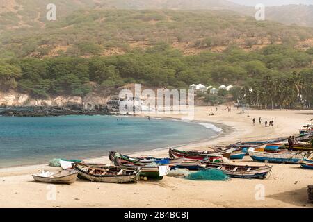 Cap-Vert, île de Santiago, Tarafal, bateaux de pêche sur la plage Banque D'Images