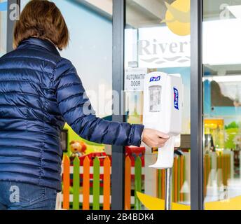 Bandon, West Cork, Irlande, 6 Mars 2020. Le centre commercial Riverview de Bandon a installé des désinfectants pour les mains sur ses entrées afin de permettre aux acheteurs de nettoyer leurs mains à l'entrée ou à la sortie du centre, une hygiène adéquate des mains permettra d'arrêter la propagation de la maladie. Crédit Aphperspective / Alay Live News Banque D'Images