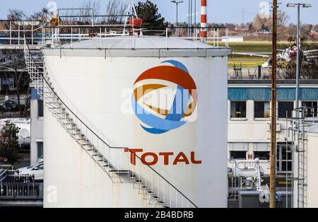 Düsseldorf, Rhénanie-du-Nord-Westphalie, Allemagne - Total, réservoirs de stockage de carburant d'aviation à l'aéroport de Düsseldorf. Düsseldorf, Nordrhein-Westfalen, Deutschlan Banque D'Images