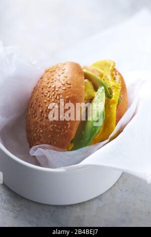 Hamburger de chèvre au curry d'avocat et de poire Banque D'Images