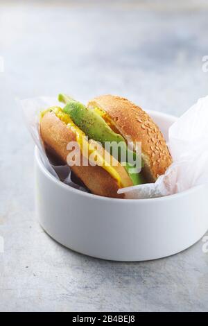 Hamburger de chèvre au curry d'avocat et de poire Banque D'Images