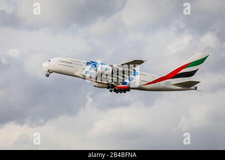 Duesseldorf, Rhénanie-du-Nord-Westphalie, Allemagne - Emirates Airbus l'A380-861 prend son décollage à l'aéroport international de Düsseldorf, l'A6-EOT. Düsseldorf, Banque D'Images