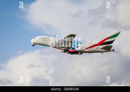 Duesseldorf, Rhénanie-du-Nord-Westphalie, Allemagne - Emirates Airbus l'A380-861 prend son décollage à l'aéroport international de Düsseldorf, l'A6-EOT. Düsseldorf, Banque D'Images