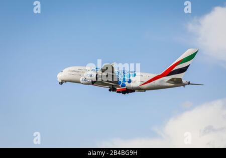 Duesseldorf, Rhénanie-du-Nord-Westphalie, Allemagne - Emirates Airbus l'A380-861 prend son décollage à l'aéroport international de Düsseldorf, l'A6-EOT. Düsseldorf, Banque D'Images