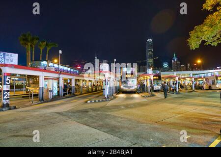 Hong KONG, CHINE - VERS JANVIER 2019 : vue au niveau de la rue sur le terminal de bus Tsim Sha Tsui à Hong Kong la nuit. Banque D'Images