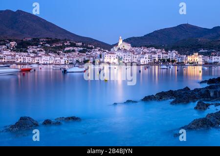 Village costal de Cadaques au lever du soleil Espagne Banque D'Images