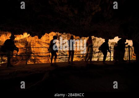 Italie, Sardaigne, province de Sassari, environs d'Alghero, Capo Caccia, Grotte de Neptune (Grotta Di Nettuno), formations karstiques avec colonnes de stalactites et stalagmites Banque D'Images