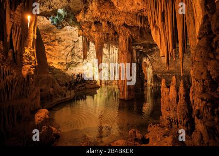 Italie, Sardaigne, province de Sassari, environs d'Alghero, Capo Caccia, Grotte de Neptune (Grotta Di Nettuno), formations karstiques avec colonnes de stalactites et stalagmites, le lac souterrain Lago Lamarmora Banque D'Images