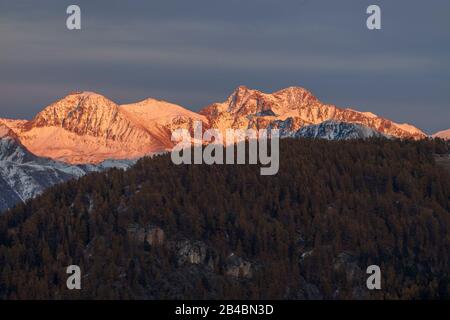 France, Alpes-Maritimes, Parc National de Mercantour, vallée de la Tinée, vallée de la Roya, en arrière-plan les sommets frontaliers du Mont Malinvern (2938 m) et du cime de Tavels (2795 m) Banque D'Images