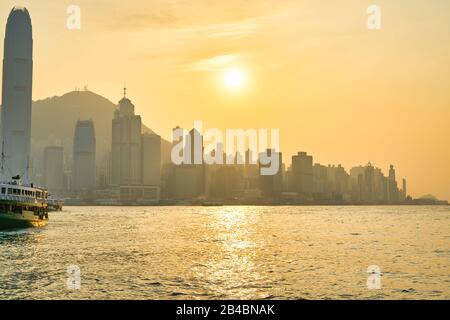 Hong KONG, CHINE - VERS JANVIER 2019 : vue sur les gratte-ciel de Hong Kong vue de Tsim Sha Tsui, Kowloon. Banque D'Images