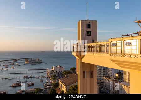 Brésil, état de Bahia, Salvador de Bahia, vue sur la marina et l'ascenseur de Lacerda Banque D'Images