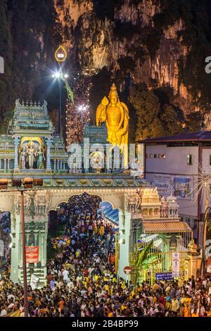 Malaisie, État de Selangor, grottes de Batu, festival hindou procession de Thaipusam, célébration de dieu Murugan, fils de Shiva et Parvati, foule de pèlerins à l'aube, devant la porte et les escaliers menant au sanctuaire des grottes de Batu Banque D'Images