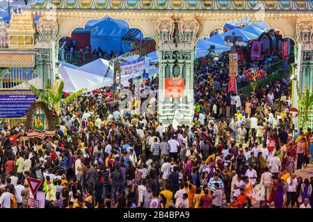 Malaisie, État de Selangor, grottes de Batu, festival hindou procession de Thaipusam, célébration de dieu Murugan, fils de Shiva et Parvati, foule de pèlerins à l'aube, devant la porte menant au sanctuaire des grottes de Batu Banque D'Images