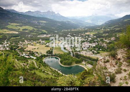 France, Alpes de Haute Provence, Ubaye, Jausiers, vue sur la vallée de l'Ubaye depuis le haut du village Banque D'Images