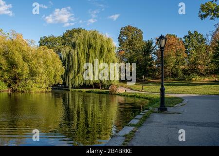 New York City - États-Unis - 4 octobre 2019 : couleur du début de l'automne dans Central Park North