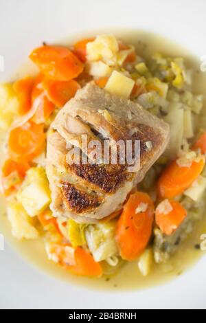 La Cuisson Du Poulet Sur La Grille Au Dessus Du Volcan Lanzarote Photo  Stock - Alamy