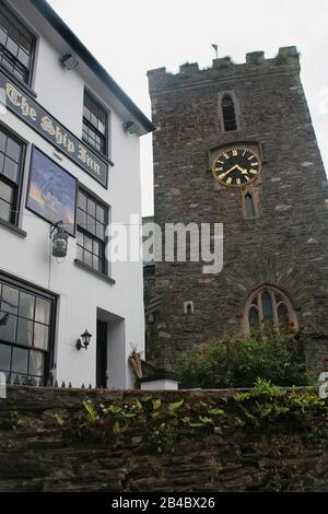 Le Ship Inn Et L'Église St Thomas De Canterbury, Higher Street, Kingwear, South Devon, Angleterre, Royaume-Uni Banque D'Images