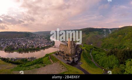 Bernkastel Burgruine Landshut Mosel River Allemagne, ancien château donnant sur la rivière Mosel Banque D'Images